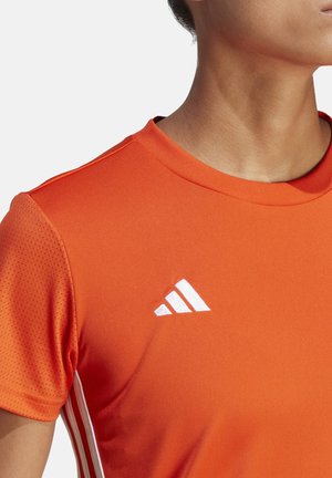 Oranges Sportshirt aus atmungsaktivem Material mit Rundhalsausschnitt, seitlichen Mesh-Einsätzen und einem weißen Adidas-Logo auf der Brust.