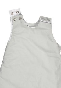 Helle graue Latzhose aus weichem Stoff mit runden Ausschnitt, silbernen Druckknöpfen an den Schultern und kontrastierenden Kanten entlang der Ränder.