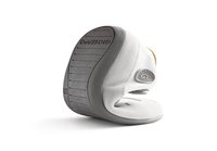 Calzature bianche con suola grigia texturizzata, caratterizzate da una forma arrotondata, dettaglio del logo e materiale superiore morbido con chiusura in velcro.