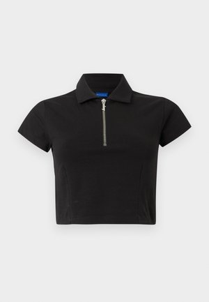 Tricou polo negru, cu mâneci scurte și croială scurtă, prevăzut cu fermoar frontal argintiu și guler pliat, expus pe un fundal alb simplu.