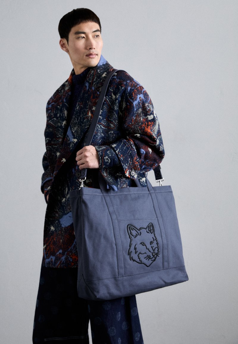 Maison Kitsuné - FOX HEAD XL UNISEX - Bolso shopping - slate grey, Ampliar