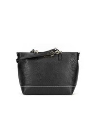 Czarna skórzana torebka z fakturą, z zamkiem błyskawicznym, odpinanym paskiem i białym przeszyciem wzdłuż dolnej krawędzi.