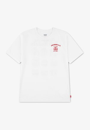 T-shirt blanc à manches courtes avec texte et graphique rouges « "Levi Strauss & Co. Let’s Roll!" » sur la poche poitrine gauche.