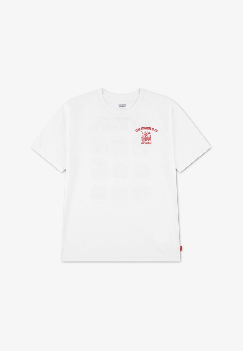 T-shirt blanc à manches courtes avec texte et graphique rouges « "Levi Strauss & Co. Let’s Roll!" » sur la poche poitrine gauche.