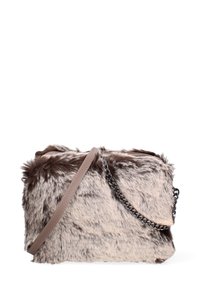 Borsa in pelliccia sintetica marrone e crema, forma rettangolare, con tracolla removibile marrone e accento in catena argentata.