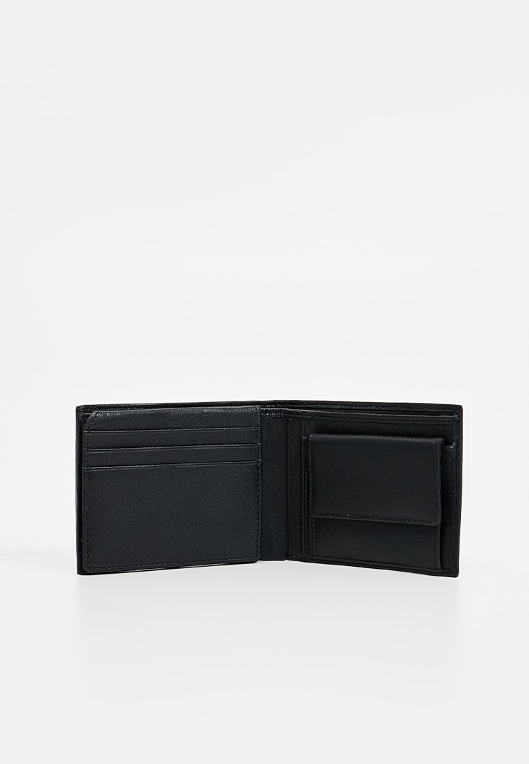 Portefeuille en cuir noir ouvert à plat, présentant plusieurs emplacements pour cartes à gauche et une poche sécurisée à droite, avec une texture lisse.