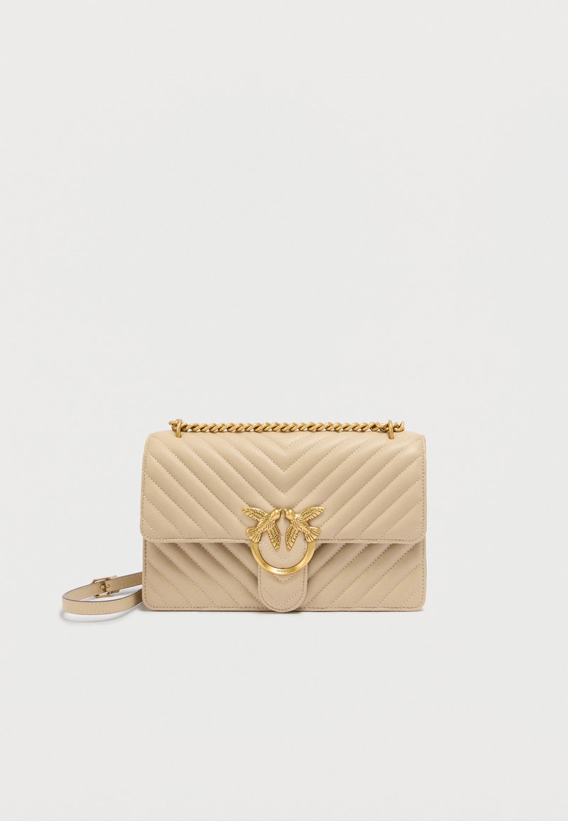 Bēša, ar kviltējumu ādas soma ar magnētisku aizdari, zelta dekoratīvām detaļām un dekoratīvu bites akcentu. Komplektā noņemams ķēdes siksniņa.