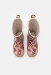 Bottes de pluie en caoutchouc roses avec un motif de feuille de ginkgo floral, surface lisse, semelles texturées surélevées et intérieur doux et doublé.