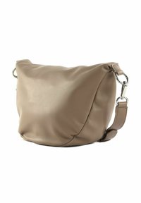 Sac à bandoulière en cuir brun de forme arrondie, texture douce et bandoulière réglable ; avec des accents de métal argenté.