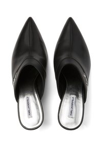 Czarne skórzane klapki z ostrym noskiem, otwartym tyłem i błyszczącym srebrnym wnętrzem, z widocznym detalem logo po boku.