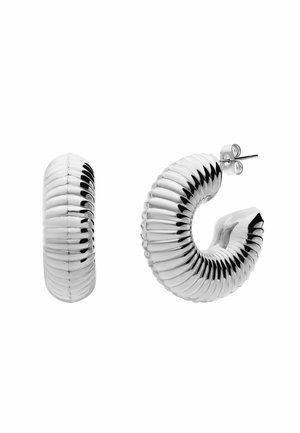 Zilveren oorringen met een gestructureerd, geribbeld ontwerp. Beschikt over een gebogen, buisvormige vorm en een standaard achterkant voor een veilige bevestiging.