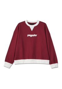 Burgundi pulóver fehér részletekkel, V nyakú kialakítással, és fehér hímzett "pegador" logóval a mellkason.