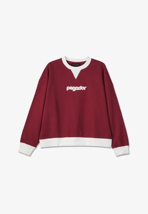 Burgundi pulóver fehér részletekkel, V nyakú kialakítással, és fehér hímzett "pegador" logóval a mellkason.