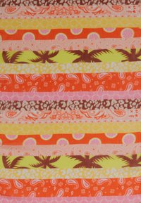 Tissu multicolore avec des rayures horizontales. Les motifs incluent des motifs paisley, des feuilles tropicales et des designs géométriques en orange, rose, jaune et vert.