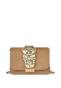 Beżowa zamszowa kopertówka z ozdobnym zapięciem zdobionym kamieniami. Posiada łańcuszkowy pasek i gładką teksturę, odpowiednia na formalne okazje.