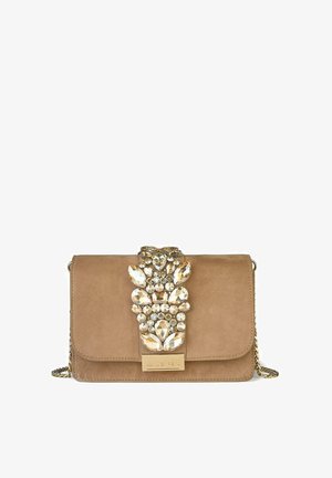 Pochette in camoscio beige con chiusura decorativa impreziosita da gemme. Dotata di tracolla a catena e texture liscia, adatta per occasioni formali.