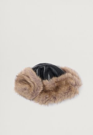 Căciulă din piele neagră cu o margine lată din blană sintetică de culoare maro deschis. Designul are o coroană rotundă și detalii cu cusături verticale.