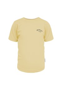Geel T-shirt met korte mouwen gemaakt van zacht stof, met een klein zwart "SEABASS CLUB" logo op de linkerborst. Glad textuur, klassieke pasvorm.