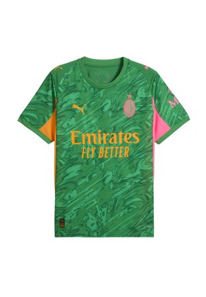 Maillot de sport vert à manches courtes avec un motif texturé, accentué de détails orange et rose, et arborant le logo "Emirates Fly Better" en orange vif.