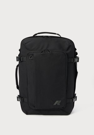 Schwarzer Rucksack aus strapazierfähigem Material mit einer vorderen Reißverschlusstasche, seitlichen Riemen, einem oberen Griff und einem dezenten Logo an der Unterseite.