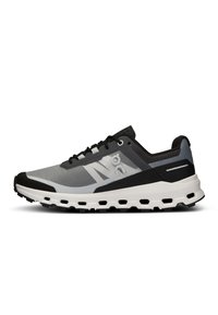 Schoenen hebben een ademend grijs mesh bovenwerk, zwarte accenten, een dikke witte tussenzool en een rubberen buitenzool met uitsparingen voor verbeterde grip.