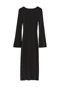 Černé pletené šaty s ribováním, s vykrojeným výstřihem a širokými dlouhými rukávy, s přiléhavým střihem a délkou až po polovinu lýtek.