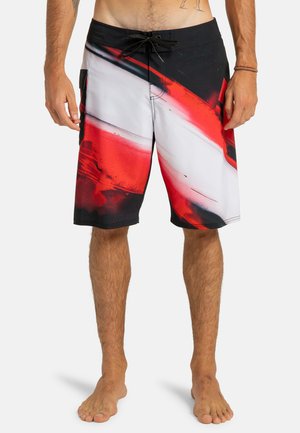 Badeshorts med svart midja, röd och vit abstrakt design, samt en sidficka. Tillverkade av lätt, snabbtorkande material.