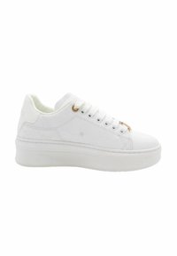 Sneaker bianche basse con motivo a rilievo, lacci bianchi, occhielli dorati e suola a piattaforma spessa.