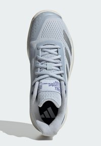 Ljusgrå mesh atletisk sko med snörning, vadderad krage, tre mörkgrå ränder på sidan, och märke på innersulan synlig från ovan.