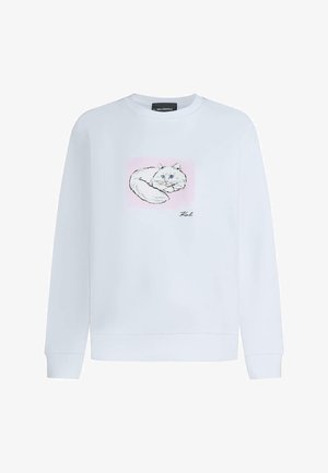 Felpa bianca a maniche lunghe con uno schizzo di un gatto bianco accoccolato su sfondo rosa e la firma "Karl" sotto il gatto.