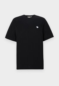 Camiseta de algodón negra de mangas cortas, con un pequeño bordado de flor blanca en el pecho izquierdo. Diseño de ajuste estándar y cuello redondo.