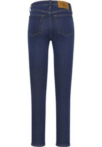 Ciemnoniebieskie jeansy z denimu z tylnymi kieszeniami i brązową skórzaną naszywką z logo Calvin Klein na pasku.