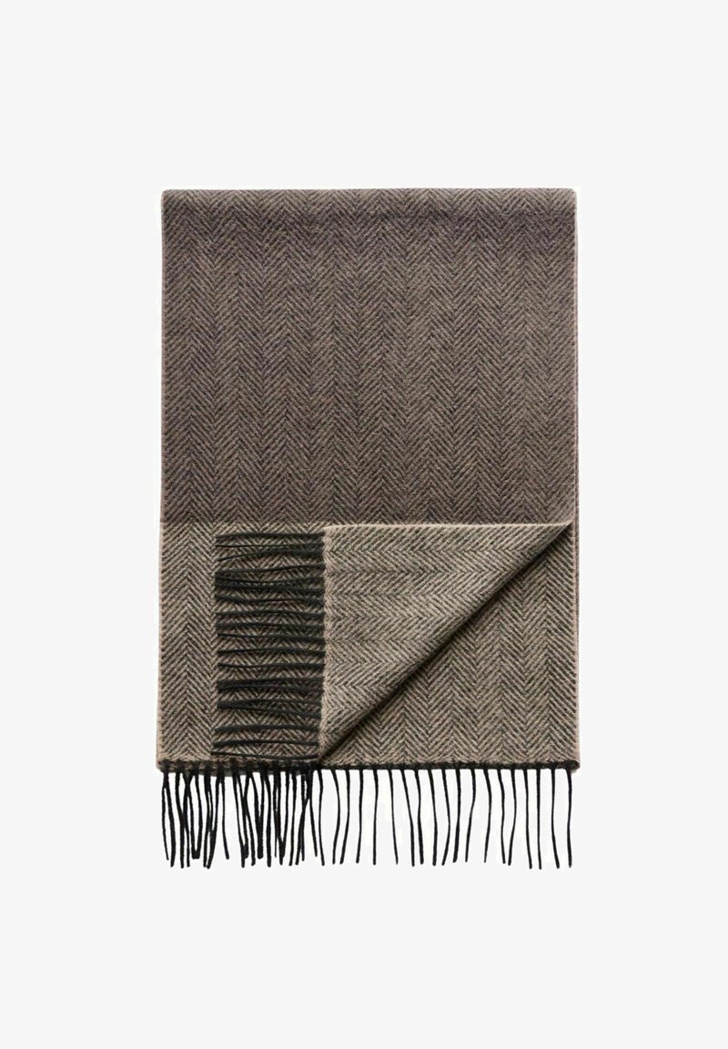Uld herringbone-mønstret tørklæde i nuancer af brun og beige, med frynset kanter og et kontrasterende diagonalt fold.