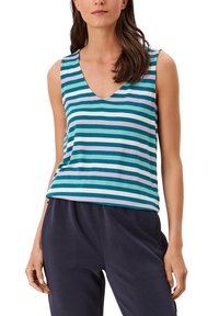 Débardeur rayé en tons bleu sarcelle, blanc et lavande. Présente un col en V, un design sans manches et une coupe décontractée. Texture de tissu douce, style décontracté.