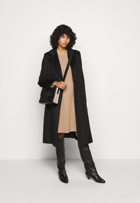 Repeat DRESS MERINO - Vestido de malha - camel