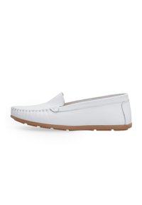 Weiße Lederloafer mit texturiertem Finish, versehen mit Nähten entlang der Zehe und einer tanfarbenen Gummisohle für besseren Halt.