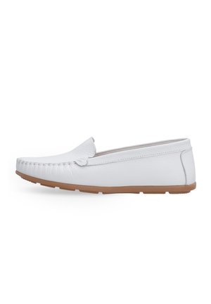 Mocassins en cuir blanc avec une finition texturée, dotés de coutures le long de l'orteil et d'une semelle en caoutchouc tan pour une meilleure adhérence.