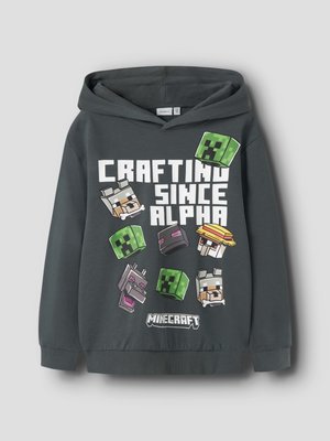 Temno siva Minecraft jopa s kapuco z napisom "Crafting Since Alpha" in pikselsko upodobljenimi liki iz igre, vključno s Creepersi, volkovi in piščancem.