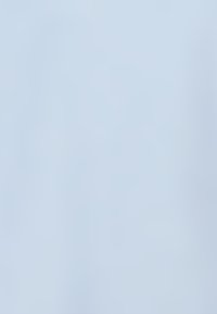 Lichtblauwe stof met een gladde textuur, voorzien van subtiele patronen en zachte plooien, geschikt voor bekleding of gordijn toepassingen.