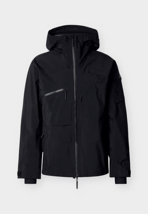 Schwarze wasserdichte Jacke mit Kapuze, Reißverschluss vorne, mehreren Taschen, verstellbaren Bündchen und einer glatten, matten Oberfläche.