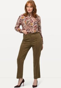 Ulla Popken CIGARETTE PINTUCK ELASTIC WAISTBAND - Broek - brown