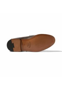 Scarpa in pelle marrone con una finitura liscia e lucida. Presenta una suola in pelle color tan con dettagli di cucitura e un accento in gomma nera sul tallone.
