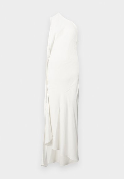 Valge vihmavari stiilis põrandapikkune kleit ilma varrukateta, asümmeetrilise lõikega ja küljepeal kootud kangast detailiga ning kõrge kaelusega.