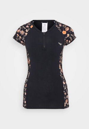 Maglia da surf nera a maniche corte con zip frontale. I lati presentano un motivo floreale in arancione e bianco su uno sfondo nero.