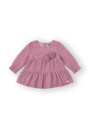 Vestido rosa de manga larga con textura, escote redondo, vuelo en el dobladillo y dos rosas de tela en el pecho. Cuenta con cierre de botones en la parte trasera.