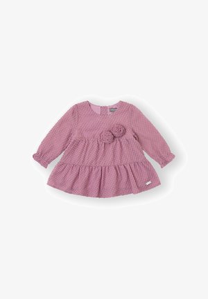 Vestido rosa de manga larga con textura, escote redondo, vuelo en el dobladillo y dos rosas de tela en el pecho. Cuenta con cierre de botones en la parte trasera.