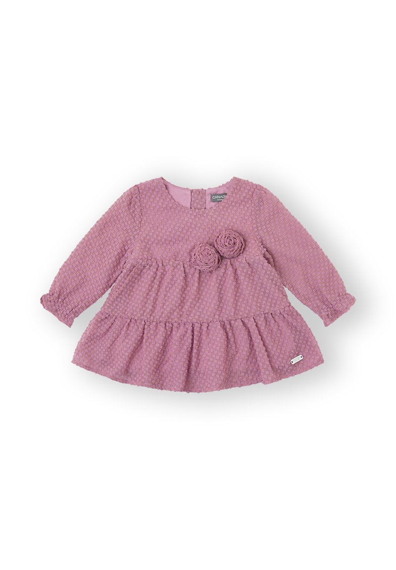 Vestido rosa de manga larga con textura, escote redondo, vuelo en el dobladillo y dos rosas de tela en el pecho. Cuenta con cierre de botones en la parte trasera.