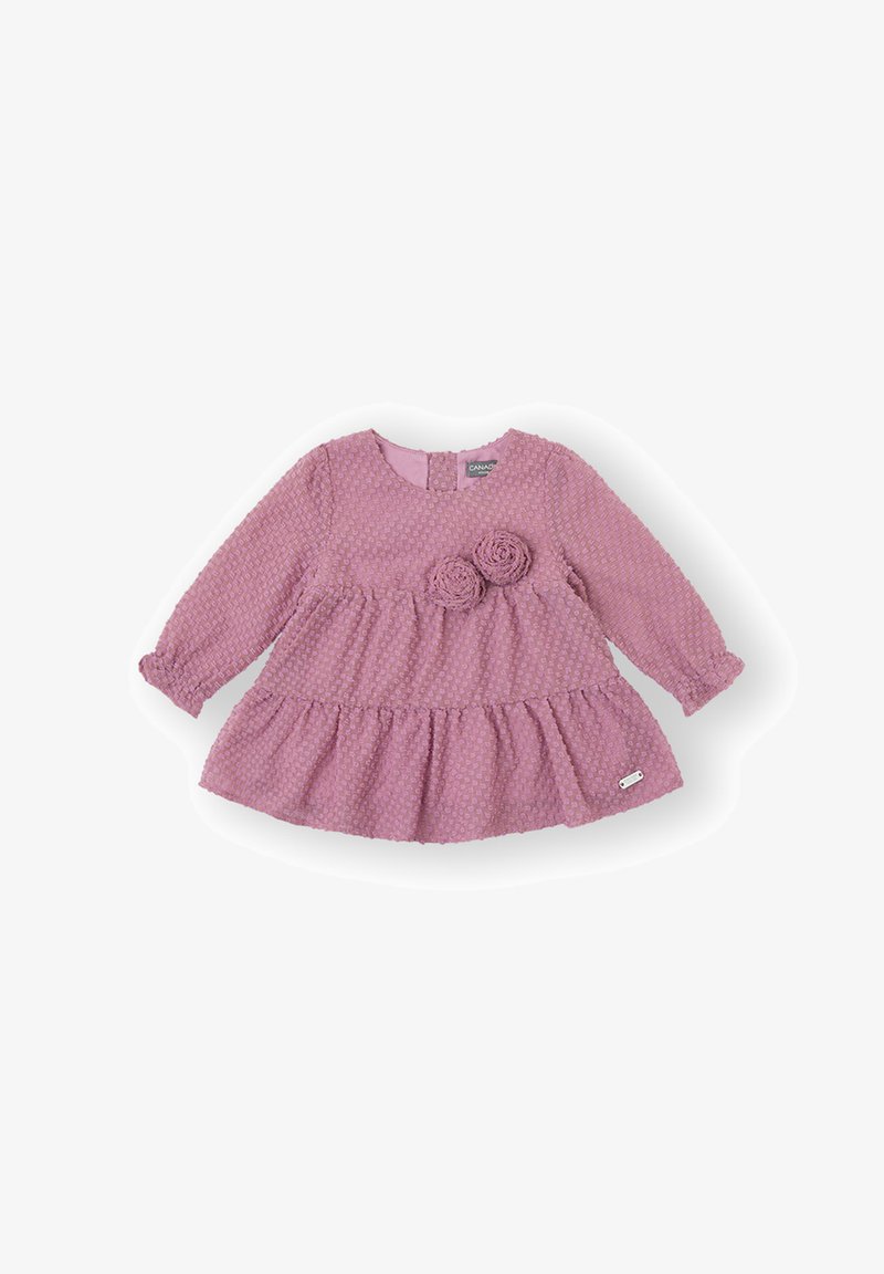 Vestido rosa de manga larga con textura, escote redondo, vuelo en el dobladillo y dos rosas de tela en el pecho. Cuenta con cierre de botones en la parte trasera.