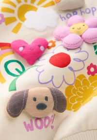 Nepasirinkta, cream stripe padded characters