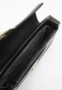 Borsa a tracolla nera in pelle con una superficie liscia, dotata di una chiusura dorata, tasche interne e una fodera con motivo.